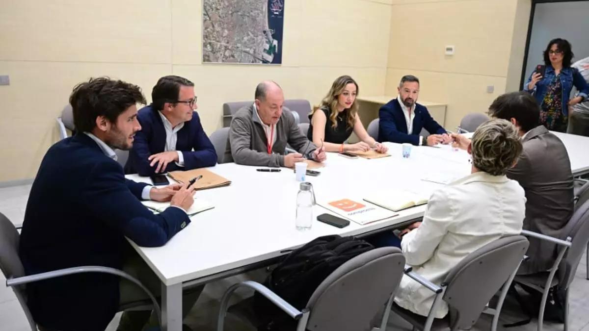 La mesa de reunión entre los grupos municipales por el Nou Mestalla.