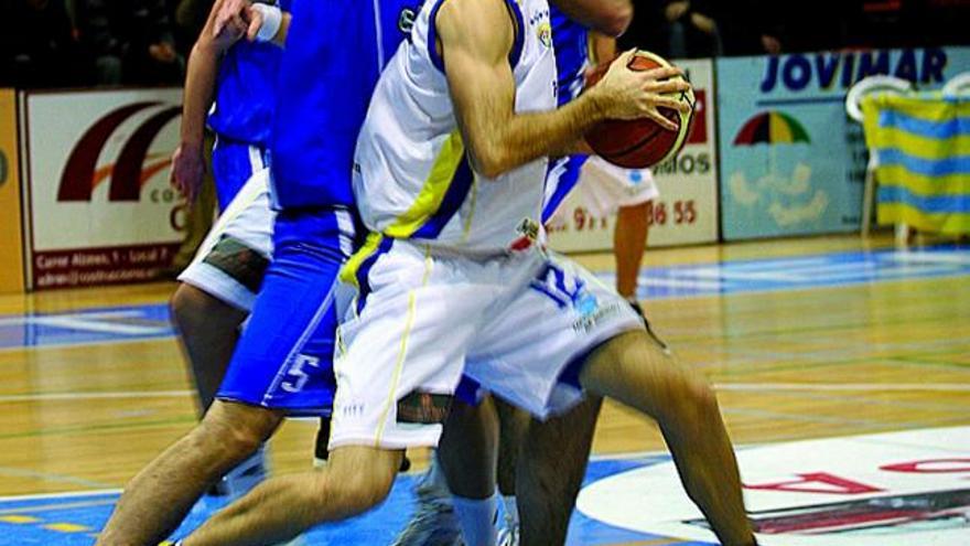 Miki García sujeta el balón en un partido con el Alaior.