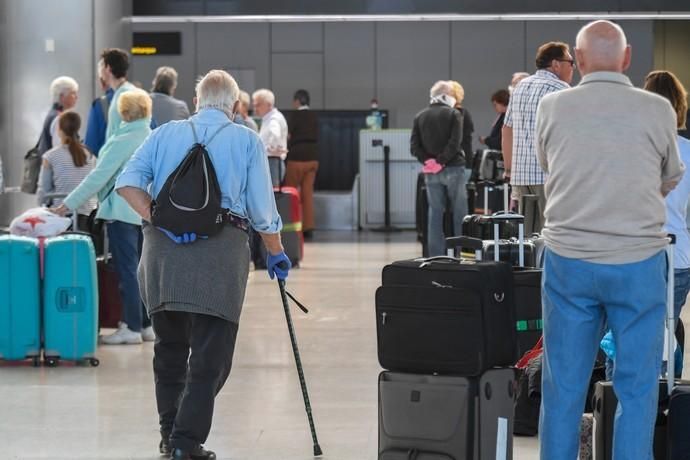 26-03-20  GRAN CANARIA. AEROPUERTO DE GRAN CANARIA. INGENIO TELDE. . Efecto del Covid-19 en el Aeropuerto de Gran Canaria, plataforma de aparcamiento de aviones vacía, últimos turistas y últimos en llegar.  Fotos: Juan Castro.