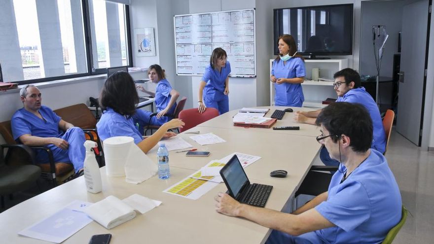 |Reunión de médicos para el cambio de turno en el HUCA.