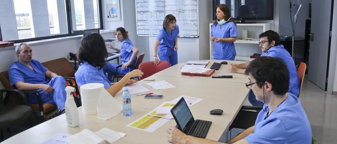 |Reunión de médicos para el cambio de turno en el HUCA.