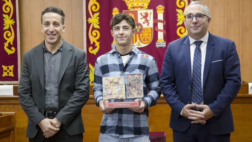 El campeón del mundo de Moto3, José Antonio Rueda, junto con el alcalde de Los Palacios y Villafranca, Juan Manuel Valle, y el delegado municipal de Deportes, Manuel Carvajal.