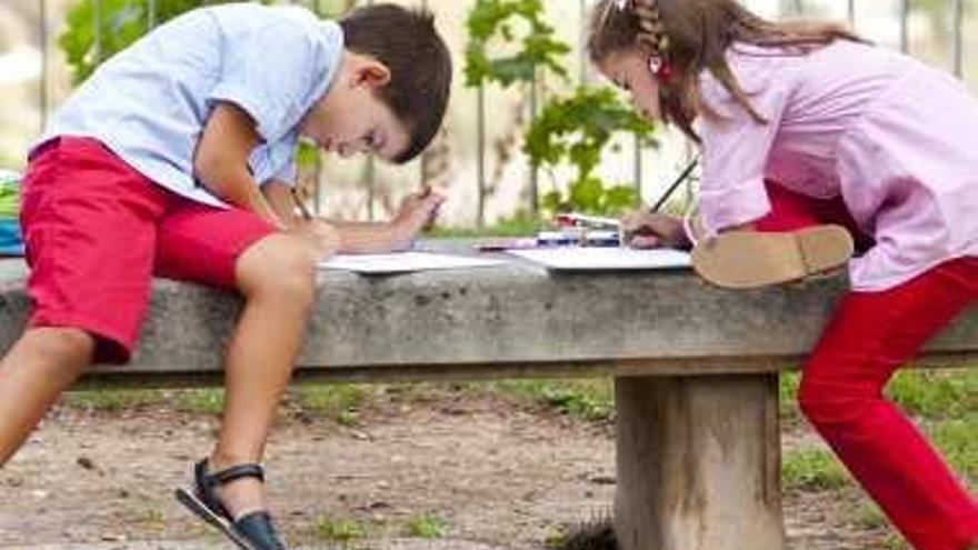 Dos niños durante el concurso de pintura al aire libre.
