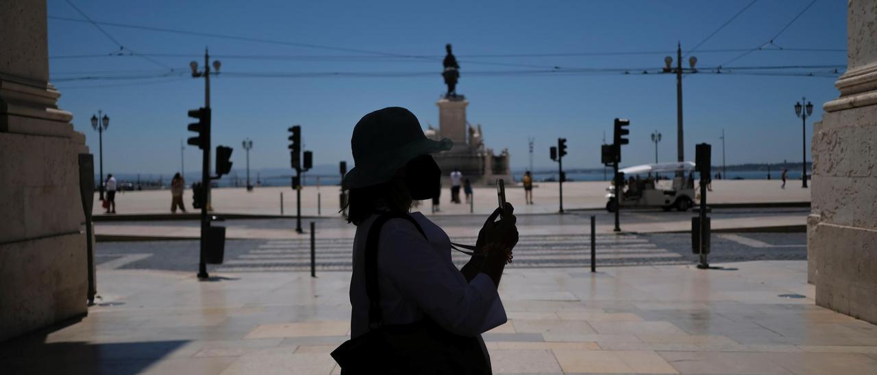 Turistas en la plaza del Comercio de Lisboa.