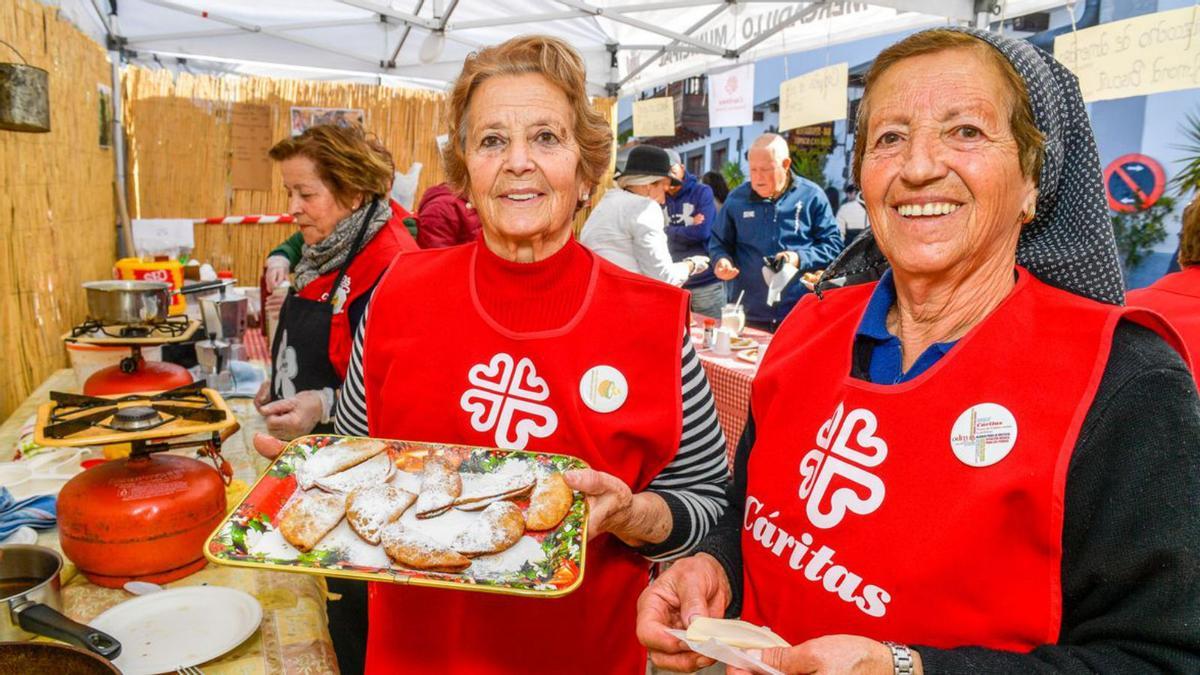 Voluntarias de Caritas de Tejeda  en el ventorrillo para recaudar fondos para Mali  | | JUAN CASTRO