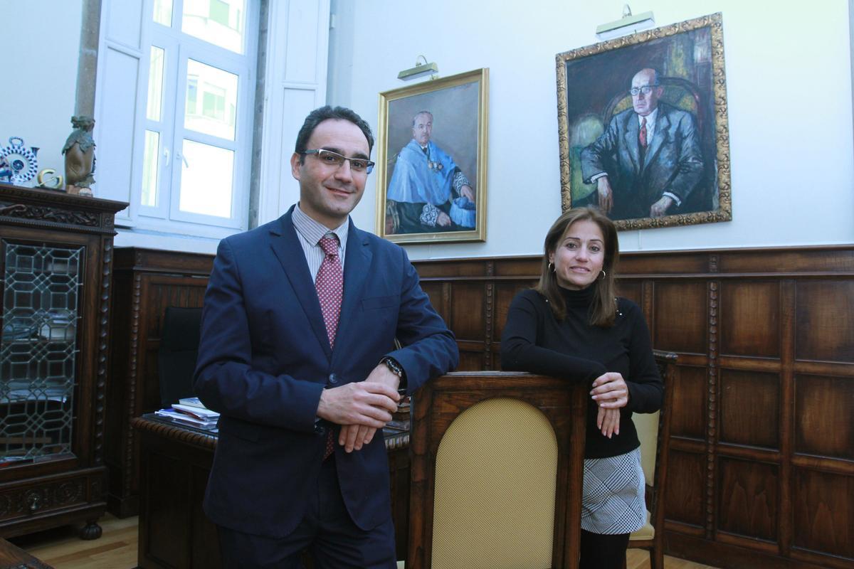 El director y la vicedirectora, en el despacho del primero, con el retrato de Otero Pedrayo detrás.