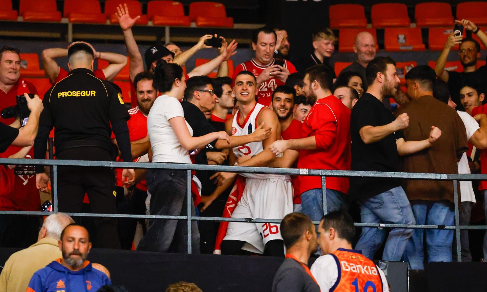 Incidentes en La Fonteta con los jugadores del Hapoel al final del partido