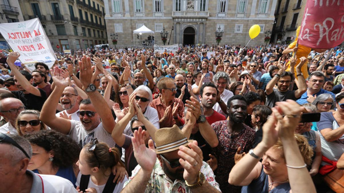 La plaza de Sant Jaume, durante la investidura de Colau como alcaldesa de Barcelona.