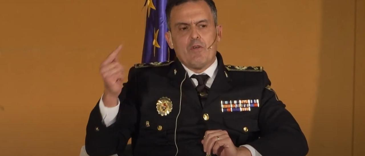 El jefe de la Policía Local de Elche, César Zaragoza, durante el foro sobre seguridad celebrado en València este miércoles