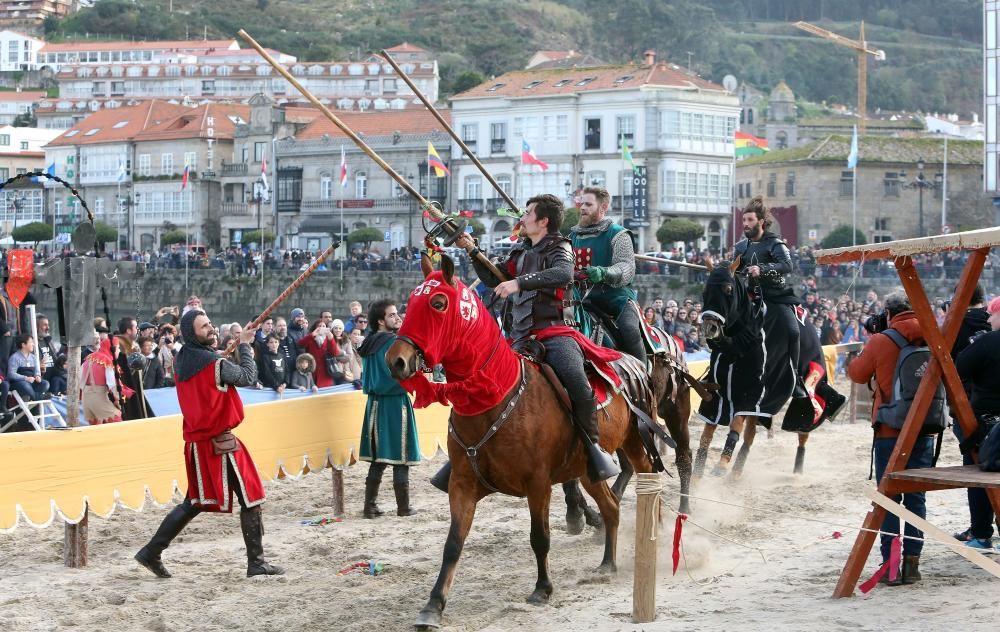 Las espectaculares recreaciones de las batallas de caballeros con lanzas y espadas de fuego centra el interés de la tarde de sábado en la Arribada