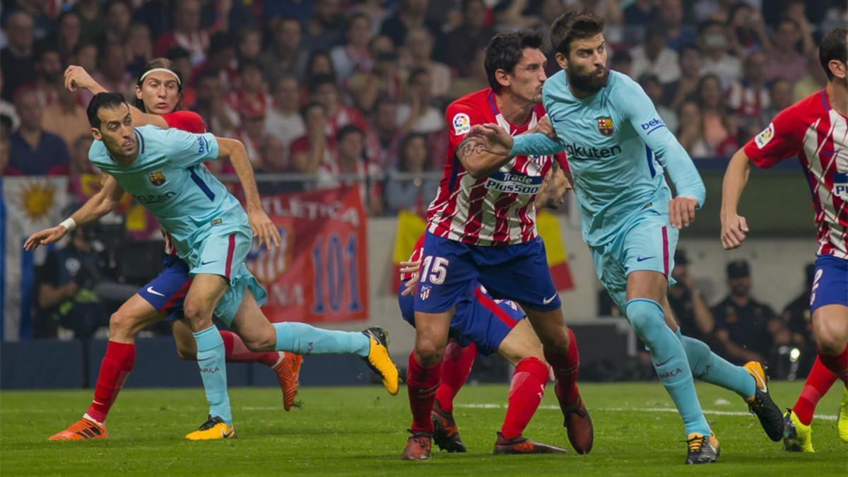 Sergio Busquets, Stefan Savic, Gerard Piqué y Samuel Umtiti en el Atlético-Barça de la Liga 2017/18