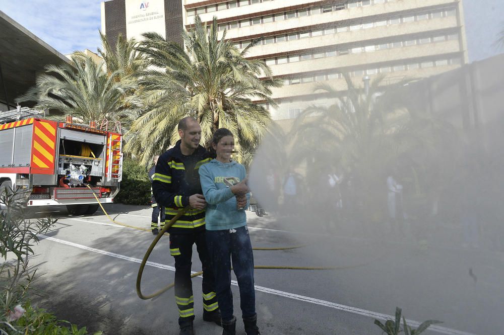 Los bomberos visitan la unidad de Pediatría del Hospital General de Elche.