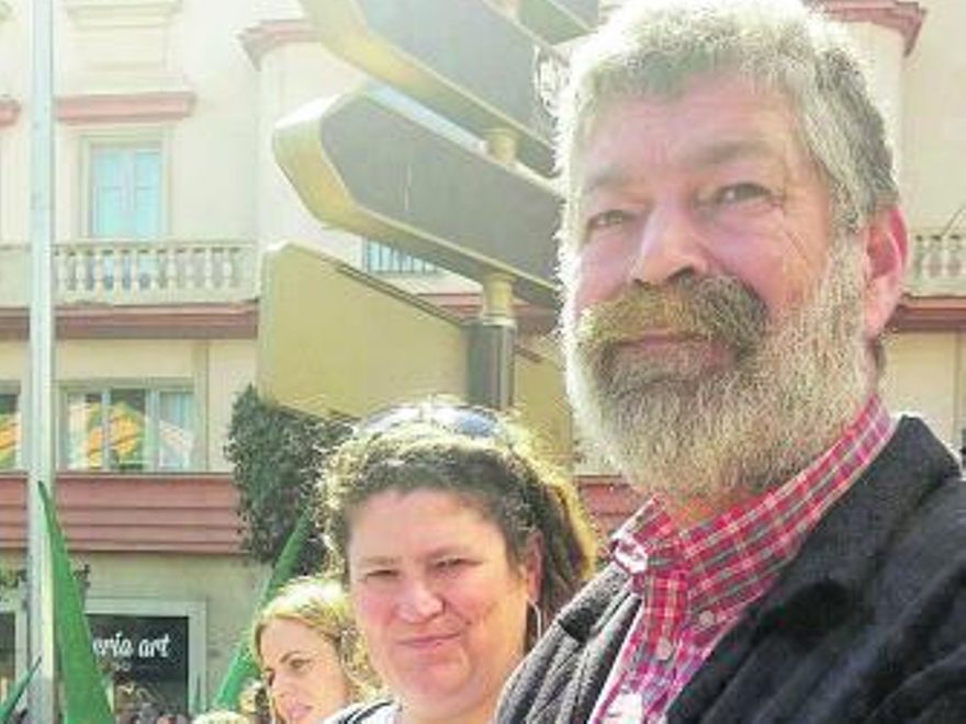Con su hermana Josefa, en una procesión en Málaga. El antequerano era muy devoto del Cristo de la Expiración y del Cautivo.