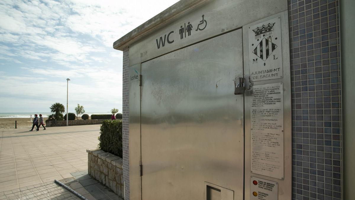 Baño en la plaza de la Concordia del paseo marítimo del Port de Sagunt.