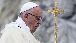 El Papa está soportando bien los tratamientos contra la neumonía bilateral y respira de manera autónoma