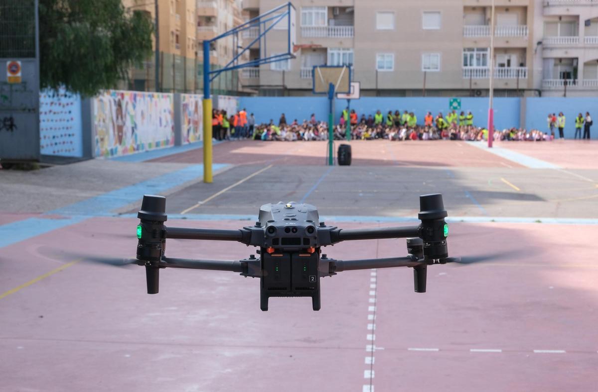 Uso de un drone de rescate en el Colegio Público Cuba de Torrevieja durante el rescate por parte de los bomberos