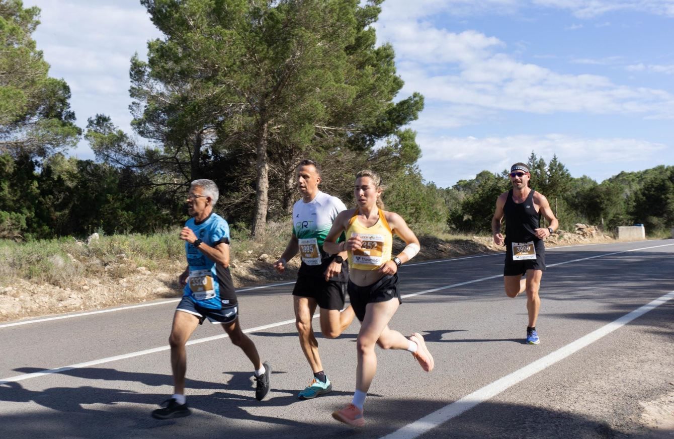 Varios atletas corren la Media Maratón de Formentera en una imagen de archivo