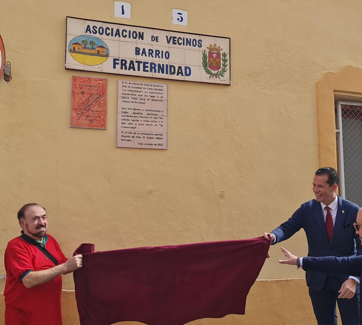 La placa conmemorativa del centenario del barrio La Fraternidad de Elda.