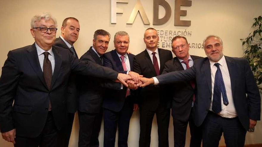 Esbec, a la derecha de la imagen, con el resto de presidentes de las confederaciones firmantes del Pacto de Oviedo.