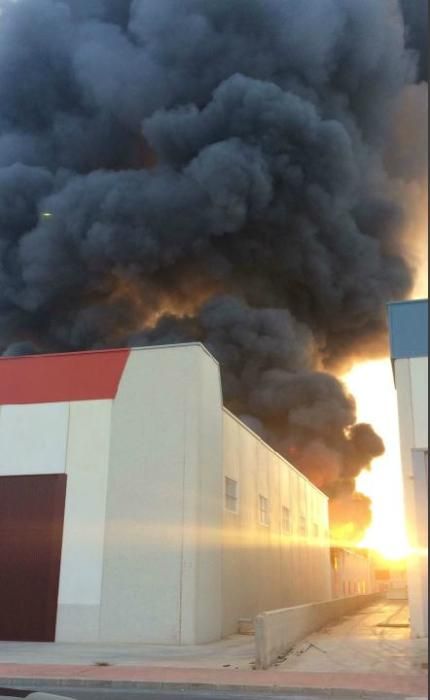 Intenso fuego en una fábrica de neumáticos de Santa Pola