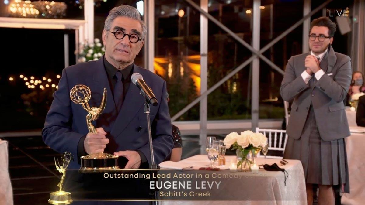 ’Succession’, ’Watchmen’ y una histórica ’Schitt’s Creek’ conquistan los Emmy. En la foto, Eugene Levy recibiendo su premio a mejor actor por su papel en la serie ’Schitt’s Creek’.