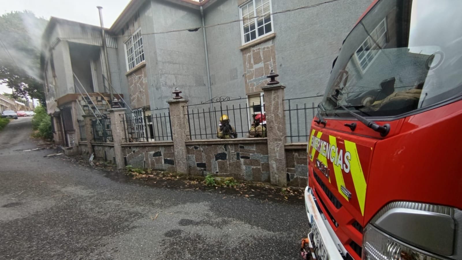 Arde la planta alta de una vivienda en Areamilla en Cangas