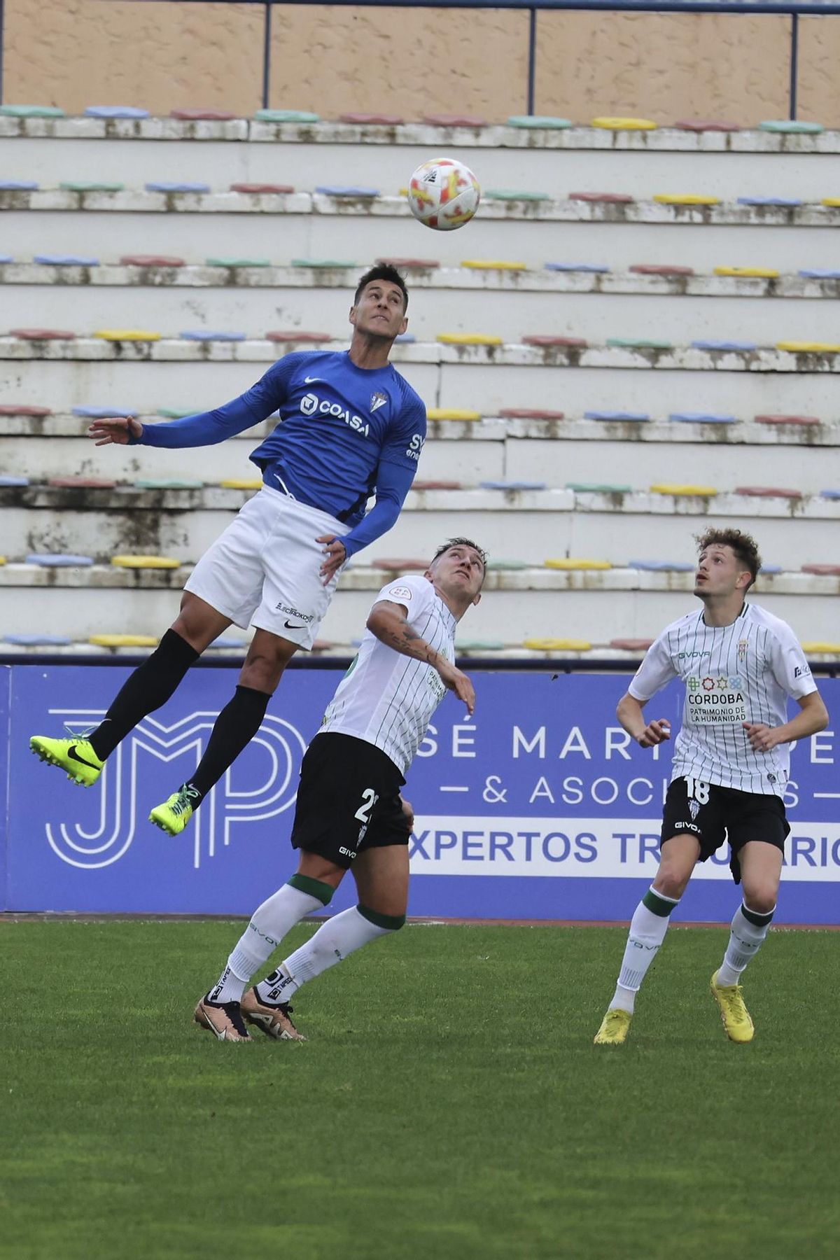 Caballero en un salto de cabeza en el partido entre San Fernando y Córdoba CF.