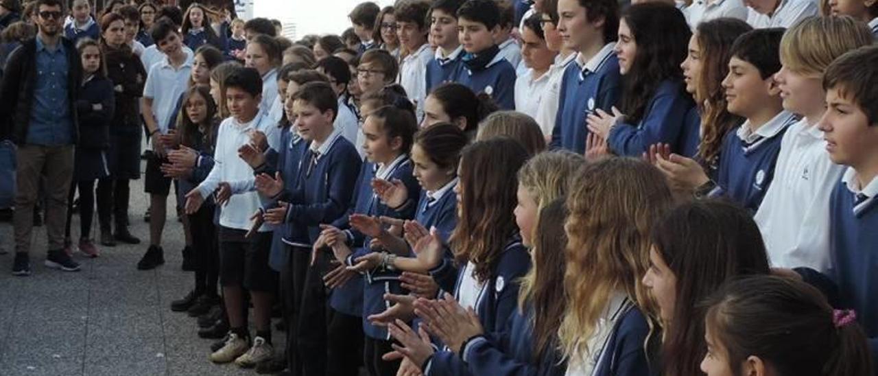 Els alumnes del centre varen ajudar a atendre les parades de les ONG convidades a la fira.