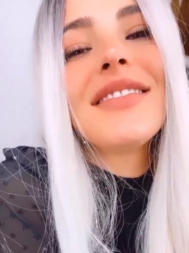 Marta Peñate con pelo blanco