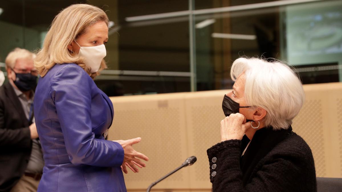 La ministra española de Economía, Nadia Calviño, charla con la presidenta del Banco Central Europeo, Christine Lagarde, durante la reunión en Bruselas