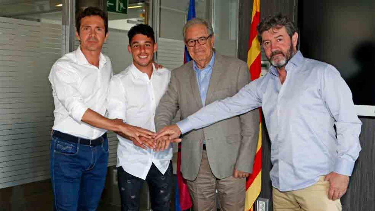 Dani Morer estampó firmó ayer su nuevo contrato con el FC Barcelona
