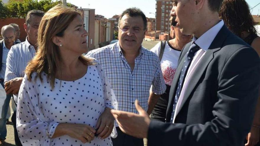 La presidenta de la Diputación y el alcalde benaventano charlan en Benavente el pasado sábado.