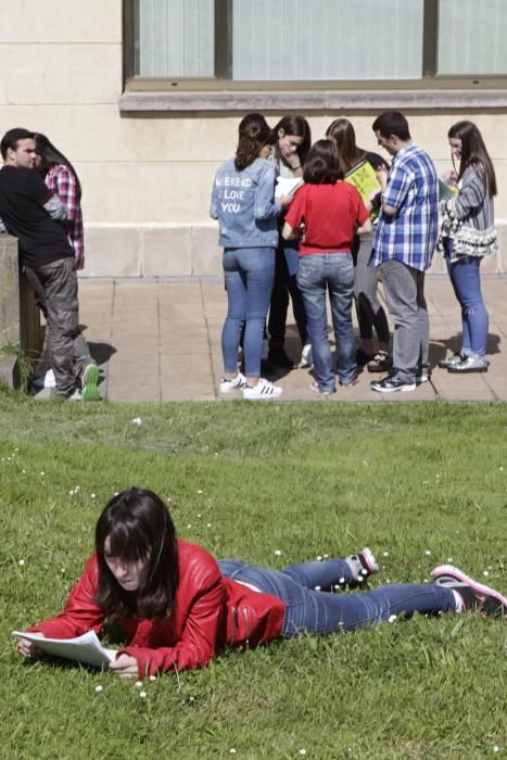 Alumnos se examinan de la PAU en Gijón