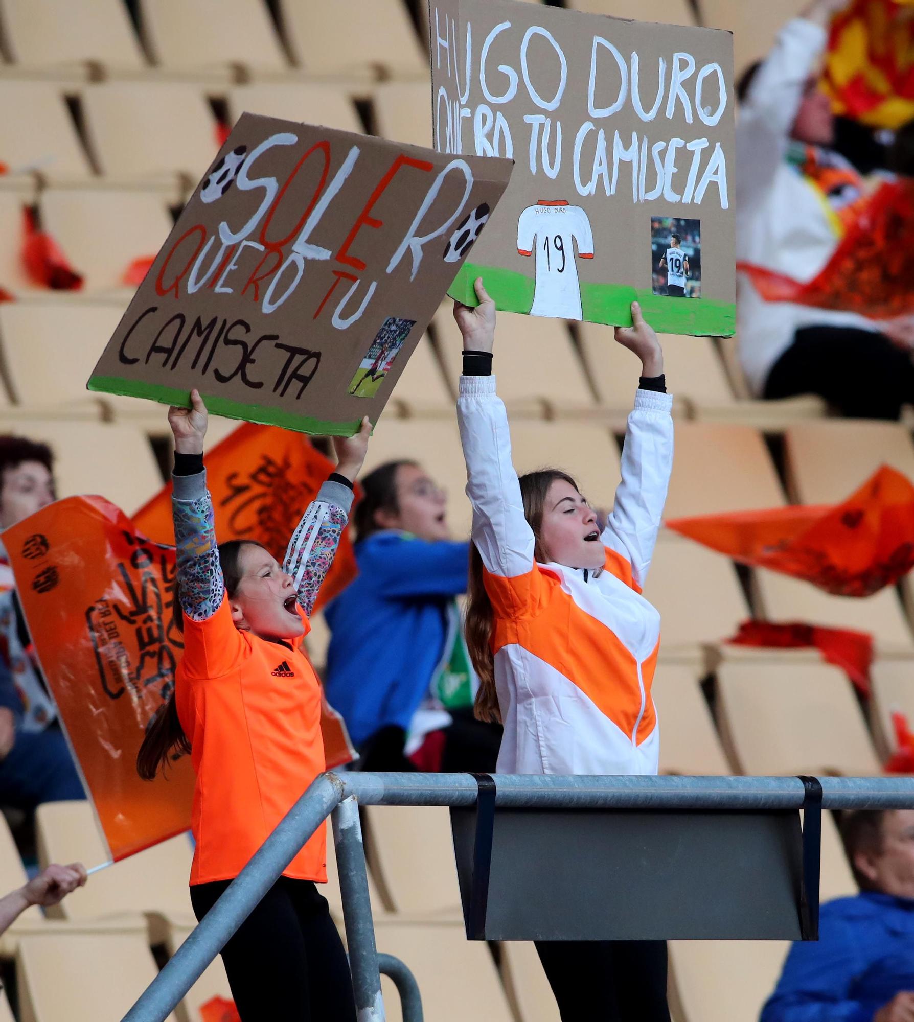 La afición valencianista llena de color el estadio de la Cartuja