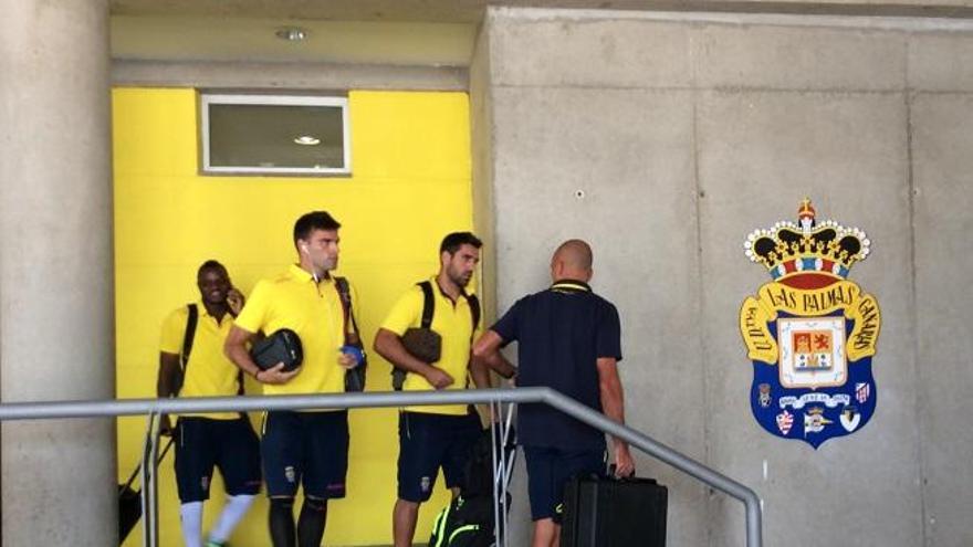 Los jugadores antes de subir a la guagua.