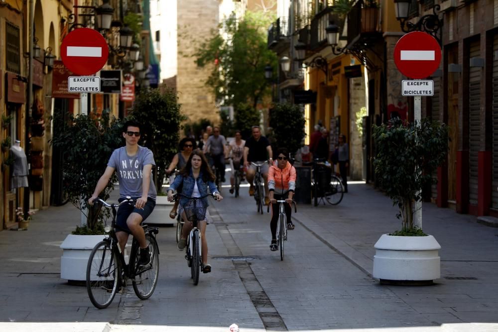 Bicis y peatones toman la calle Serranos.