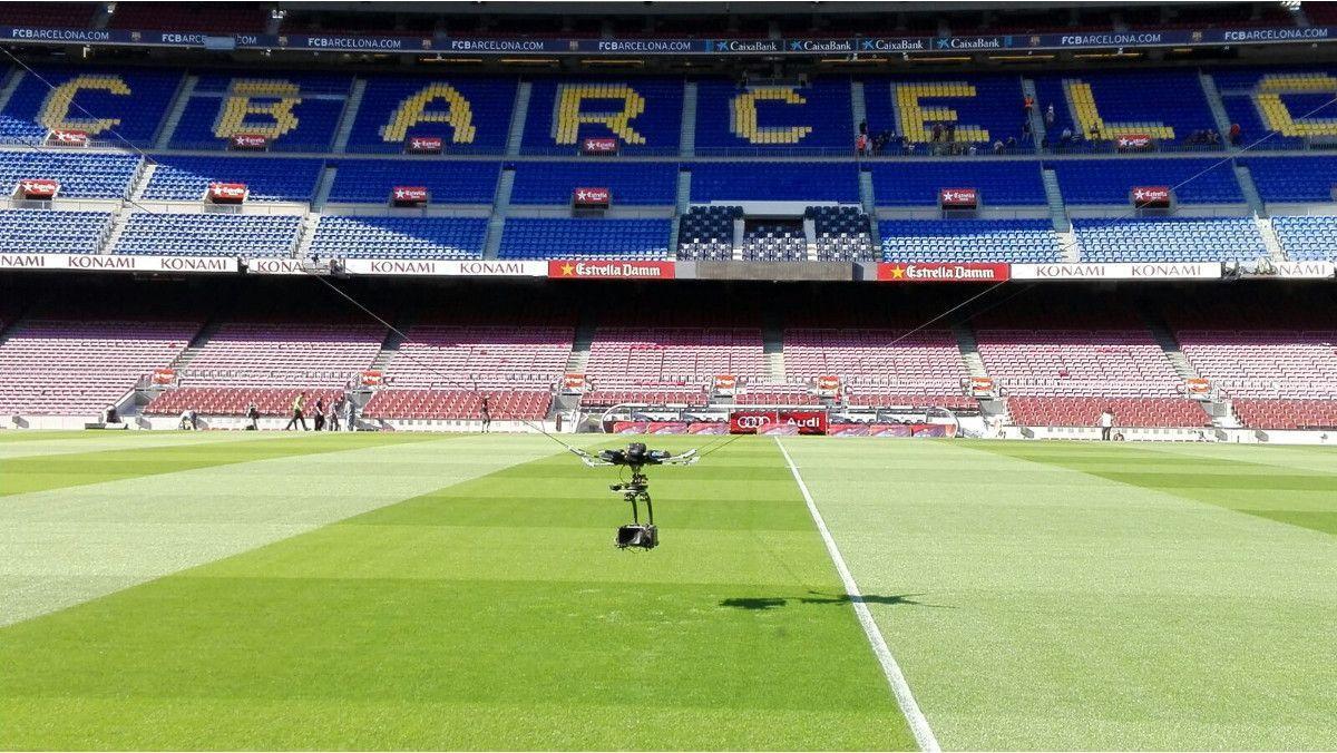 Una cámara de televisión en el Camp Nou.