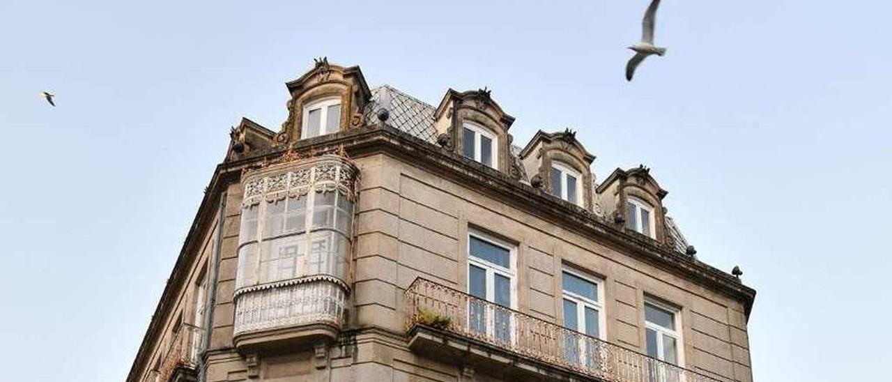 El histórico edificio Varela, sede central del Casino Mercantil, en la plaza Curros Enríquez. // Gustavo Santos