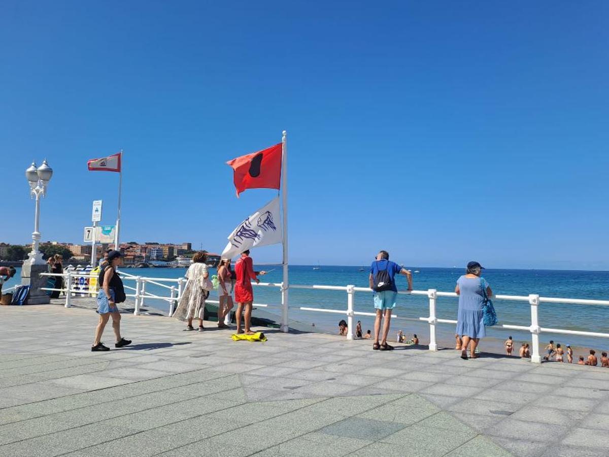 La bandera roja izada en la playa de San lorenzo este lunes.