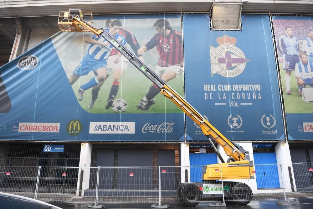 Retirada de las lonas del estadio de Riazor