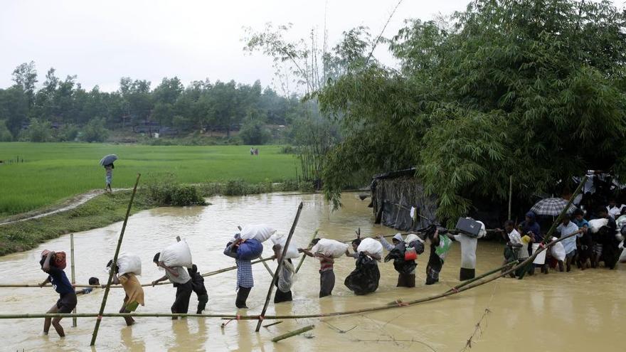 Miles de refugiados rohingyas huyen de Birmania