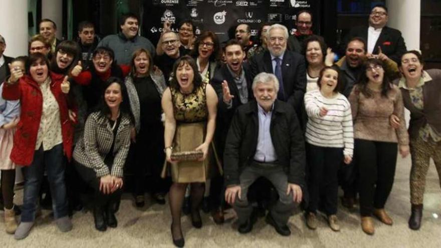 Foto de familia de actores, familiares, técnicos y políticos, ayer en el auditorio antes del estreno. // Jesús Regal