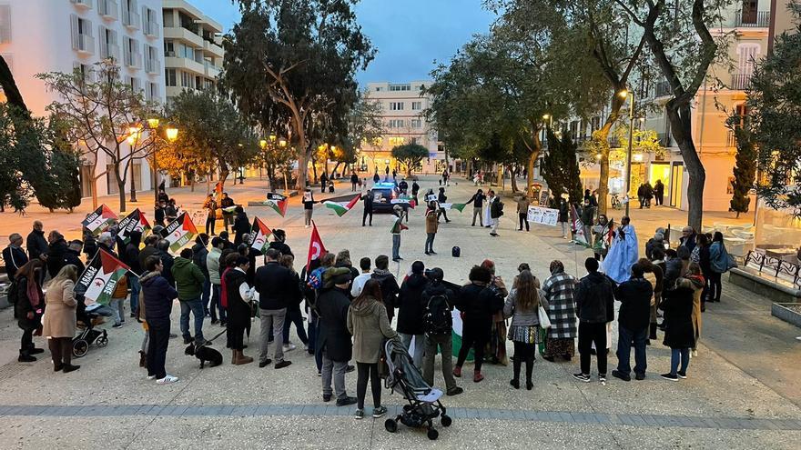 Más de 70 personas se movilizan en Ibiza al grito de ‘España atiende, el Sáhara no se vende’