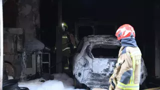 Un herido en un aparatoso incendio en un taller mecánico en el barrio de Los Ángeles en Alicante
