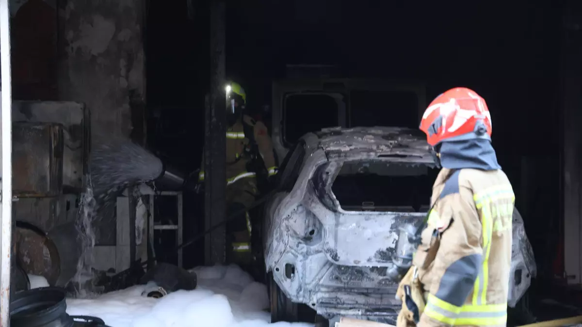 Un herido en un aparatoso incendio en un taller mecánico en el barrio de Los Ángeles en Alicante