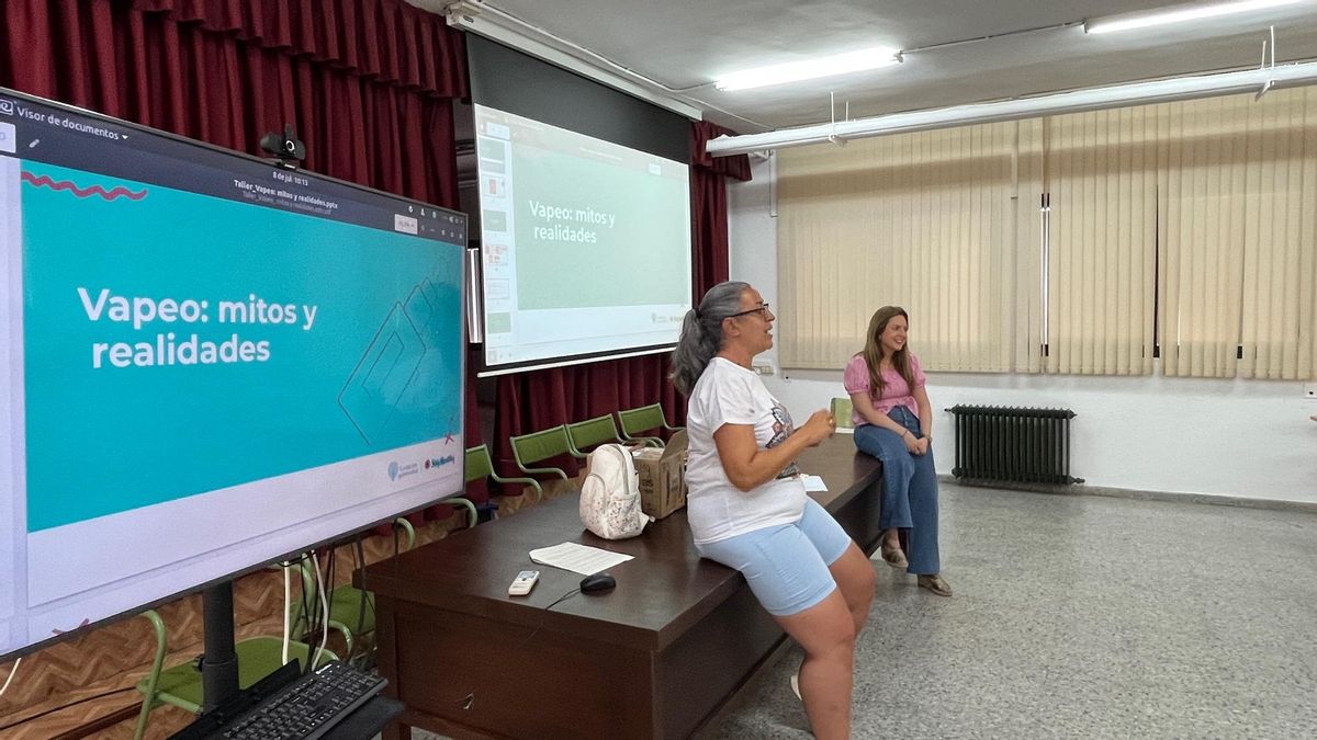 Taller impartido sobre las consecuencias del vapeo en las escuelas de verano del Polígono Sur