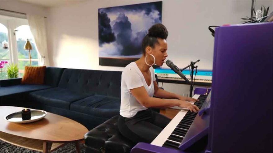 Alicia Keys interpreta 'Underdog'en el evento solidario del AC Milan