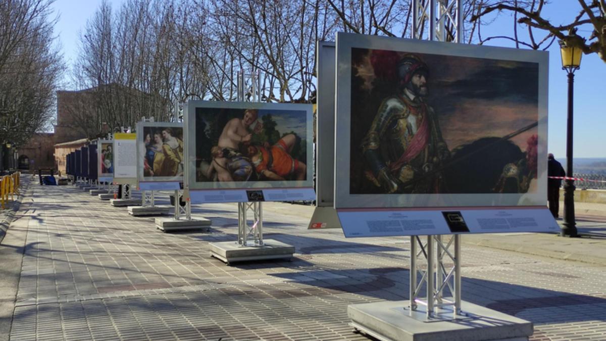 Preparativos de la exposición de &quot;El Prado en las calles&quot; en Benavente. / E. P.