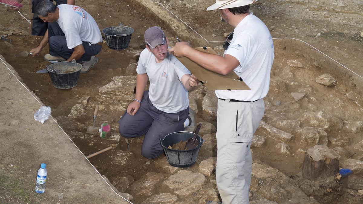 Arqueólogos durante las excavaciones en el dolmen de Menga.