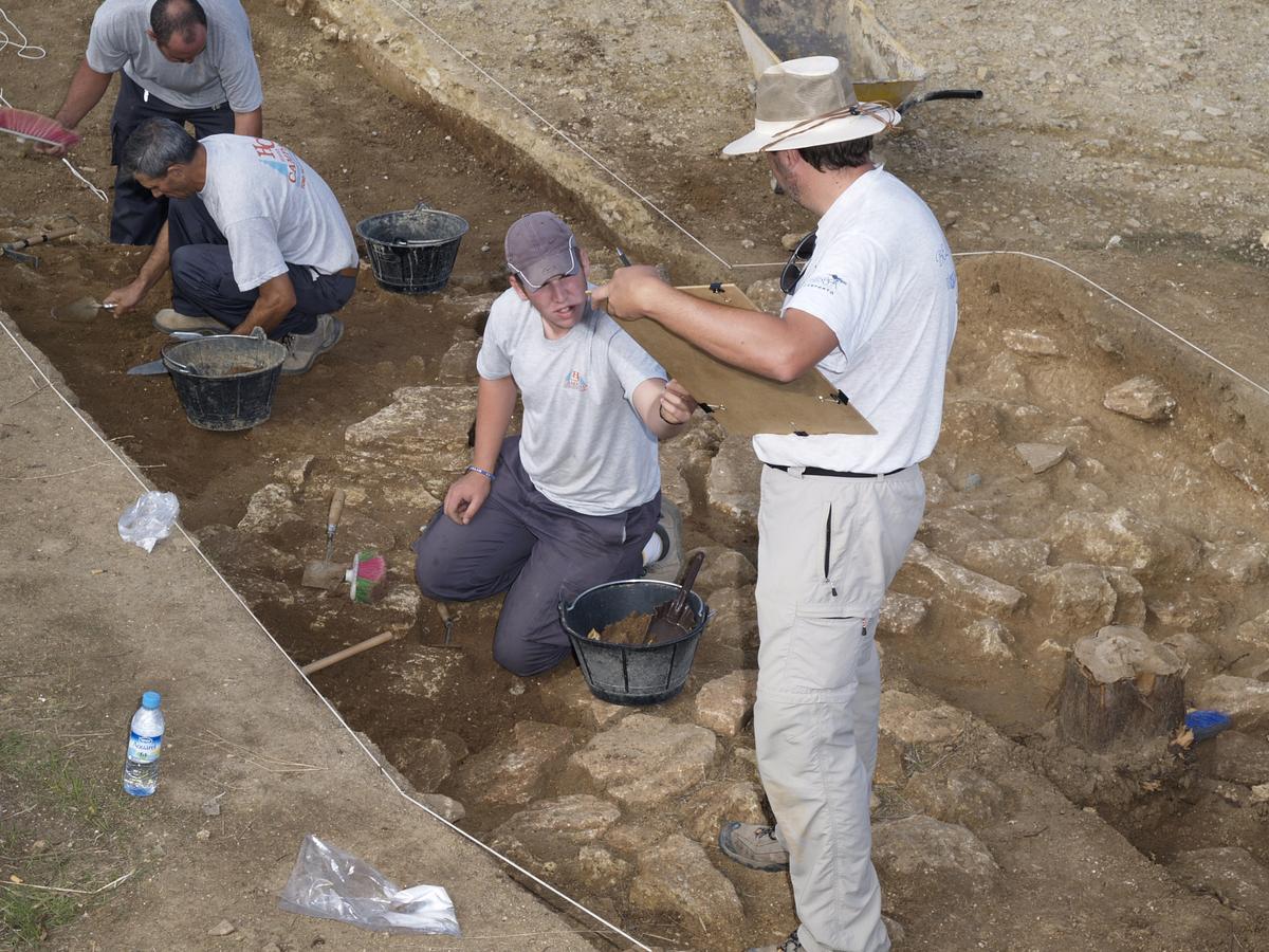 Arqueólogos durante las excavaciones en el dolmen de Menga.